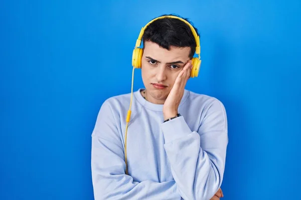 Nem Bináris Személy Zenét Hallgatni Fejhallgató Gondolkodás Fáradt Unatkozik Depresszió — Stock Fotó