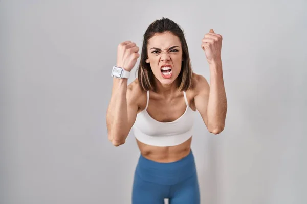 Zole Edilmiş Arka Planda Spor Giyinen Spanyol Kadın Öfkeyle Bağırırken — Stok fotoğraf