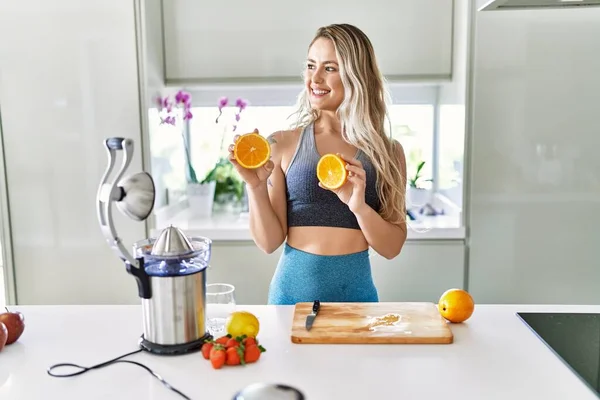 Junge Frau Lächelt Selbstbewusst Und Hält Orange Der Küche — Stockfoto