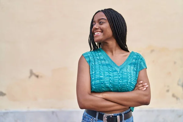 Afro Amerikaanse Vrouw Glimlachend Zelfverzekerd Staan Met Armen Gekruist Gebaar — Stockfoto