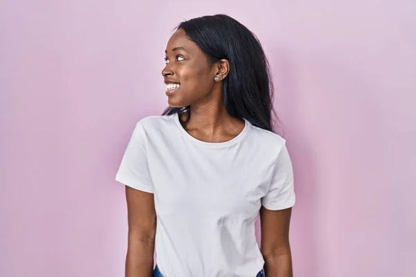 Sıradan Beyaz Tişörtler Giyen Afrikalı Genç Bir Kadın Yüzünde Gülümsemeyle — Stok fotoğraf