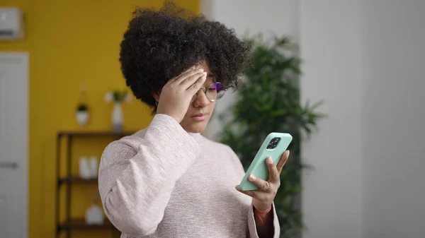 Jovem Afro Americana Usando Smartphone Estressado Casa — Fotografia de Stock