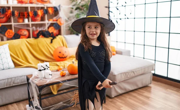 Roztomilé Hispánské Dívka Halloween Party Koni Koště Doma — Stock fotografie