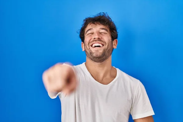 Hispánský Mladý Muž Stojící Nad Modrým Pozadím Směje Ukazuje Prstem — Stock fotografie