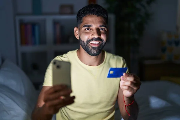 Hombre Árabe Joven Usando Ordenador Portátil Tarjeta Crédito Sentado Cama — Foto de Stock