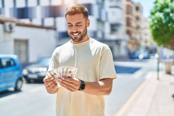 Νεαρός Ισπανός Χαμογελάει Αυτοπεποίθηση Μετρώντας Δολάρια Στο Δρόμο — Φωτογραφία Αρχείου