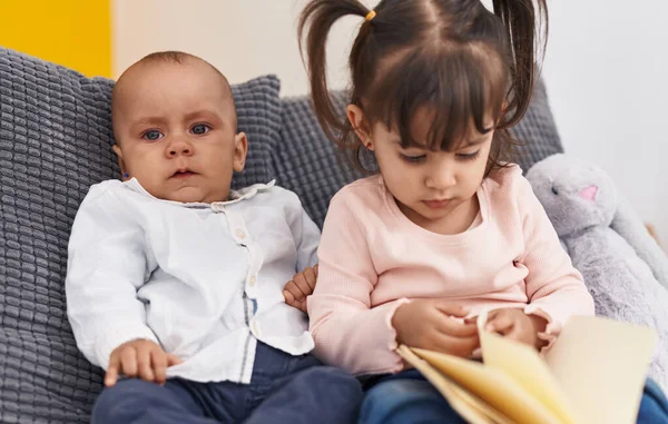 Αξιολάτρευτο Αγόρι Και Κορίτσι Ανάγνωση Βιβλίο Κάθεται Στο Κρεβάτι Στο — Φωτογραφία Αρχείου