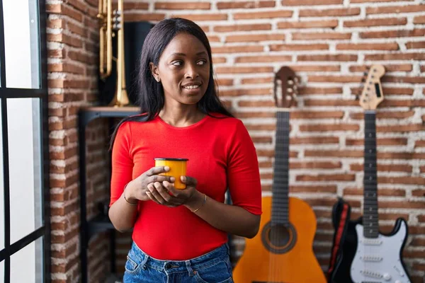 Jovem Africana Americana Músico Bebendo Café Estúdio Música — Fotografia de Stock