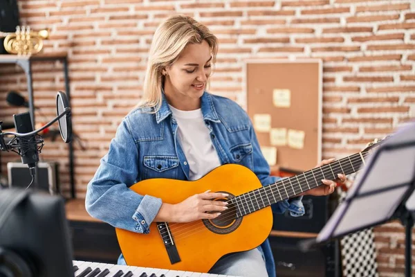 Mladá Blondýna Žena Muzikant Zpěv Píseň Hrát Španělsky Kytara Hudebním — Stock fotografie