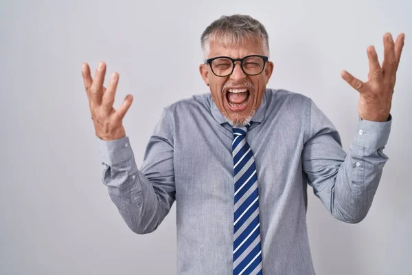 腕を上げ 興奮叫んで目を閉じて成功のために狂気と狂気を祝う眼鏡を身に着けている灰色の髪を持つヒスパニック系のビジネスマン 勝者のコンセプト — ストック写真