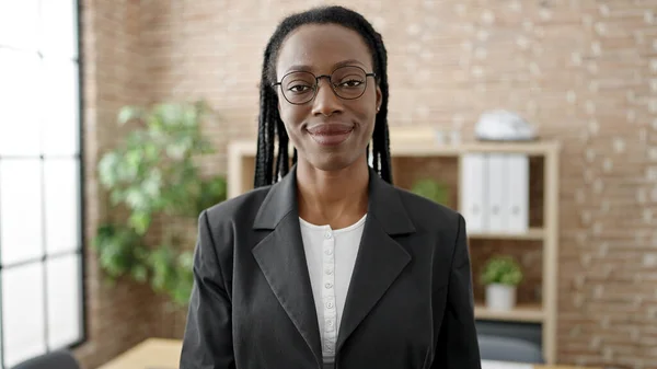 アフリカ系アメリカ人女性ビジネスワーカーがオフィスで自信を持って笑顔で — ストック写真