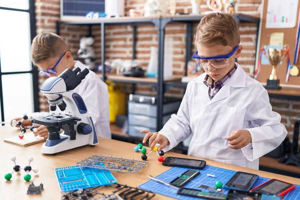 Entzückende Jungen Studenten Spielen Mit Molekülen Spielzeug Labor Klassenzimmer — Stockfoto