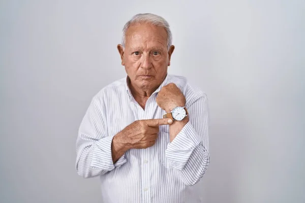 Senior Man Grey Hair Standing Isolated Background Hurry Pointing Watch — Φωτογραφία Αρχείου