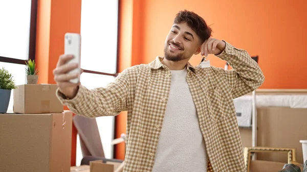 Junger Araber Macht Selfie Mit Smartphone Und Schlüssel Neuen Zuhause — Stockfoto