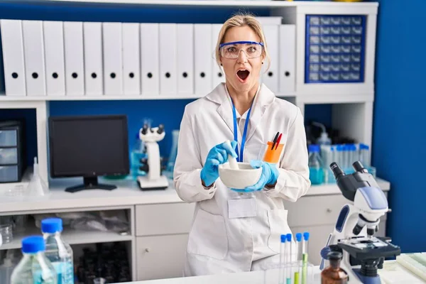 Junge Kaukasische Frau Die Wissenschaftlichen Labor Arbeitet Verängstigt Und Schockiert — Stockfoto