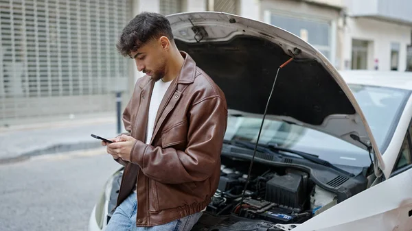 Young Arab Man Texting Message Insurance Car Breakdown Street — Stock Photo, Image