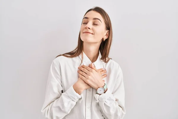 Young Caucasian Woman Standing Isolated Background Smiling Hands Chest Closed — Stock fotografie