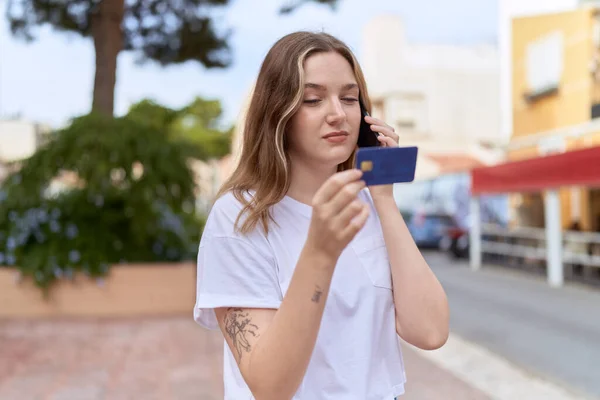 Jovem Caucasiana Usando Smartphone Cartão Crédito Rua — Fotografia de Stock