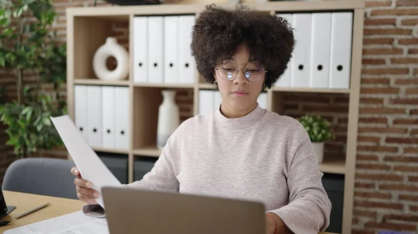 Trabajadora Negocios Afroamericana Joven Usando Computadora Portátil Trabajando Oficina —  Fotos de Stock