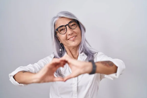 Beyaz Arka Planda Duran Gözlüklü Orta Yaşlı Bir Kadın Sevgiyle — Stok fotoğraf