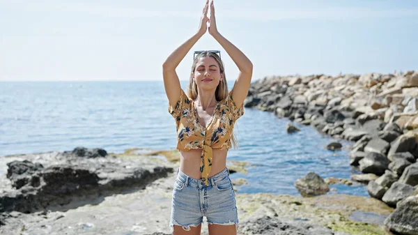 年轻的金发女子在海滨做瑜伽练习呼吸 — 图库照片