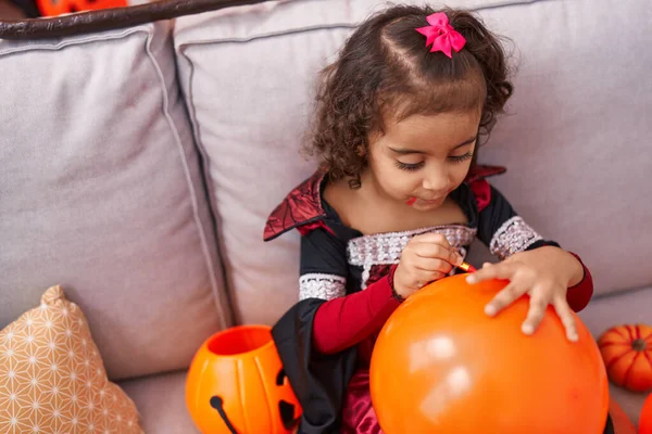 Adorável Menina Hispânica Vestindo Halloween Traje Desenho Balão Casa — Fotografia de Stock