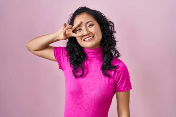 Jonge Aziatische Vrouw Staan Roze Achtergrond Doen Vrede Symbool Met — Stockfoto