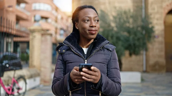 Afro Américaine Femme Souriant Confiant Utilisant Smartphone Rue — Photo