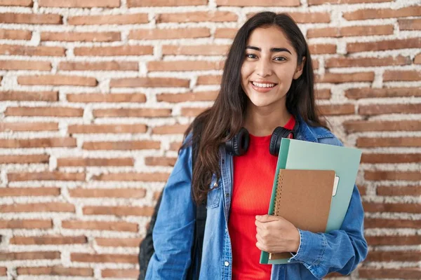 Mladý Teenager Dívka Nosí Studentský Batoh Drží Knihy Vypadat Pozitivně — Stock fotografie