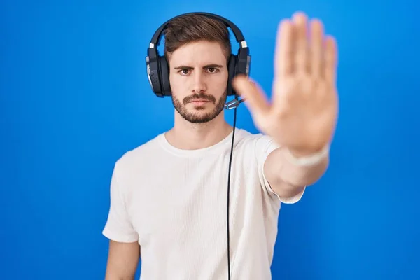 Hiszpan Brodą Słuchający Muzyki Noszącej Słuchawki Przestaje Śpiewać Dłonią Wyraz — Zdjęcie stockowe