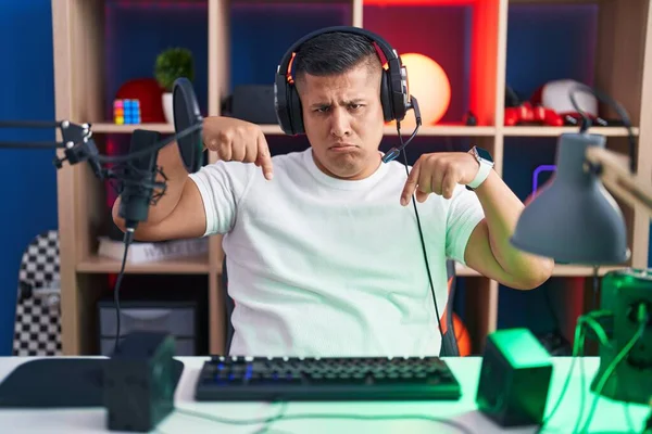 Genç Spanyol Adam Video Oyunları Oynuyor Üzgün Üzgün Görünüyor Parmaklarıyla — Stok fotoğraf