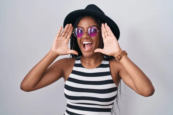 Jonge Afrikaans Amerikaanse Met Vlechten Met Hoed Zonnebril Lachend Vrolijk — Stockfoto