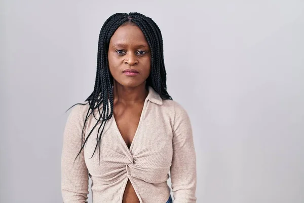 Afrikansk Kvinna Med Flätor Står Över Vit Bakgrund Skeptisk Och — Stockfoto