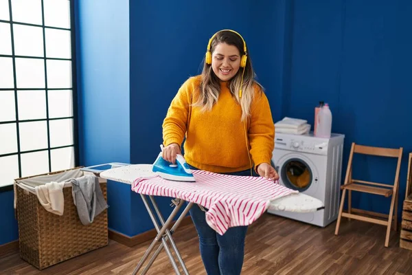 Young Beautiful Size Woman Listening Music Ironing Clothes Laundry Room — Stockfoto