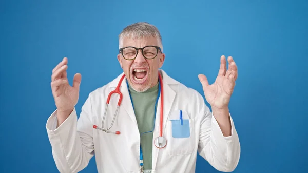 Středního Věku Šedovlasý Muž Lékař Naštvaný Křičí Přes Izolované Modré — Stock fotografie