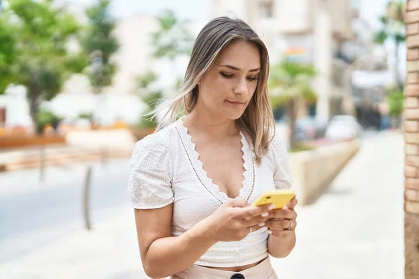 Mujer Joven Caucásica Usando Smartphone Con Expresión Seria Calle — Foto de Stock