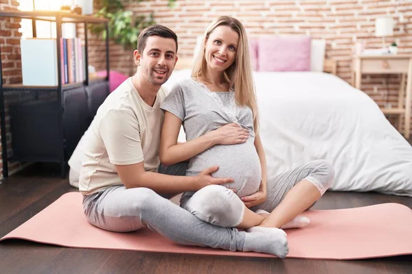 Mann Und Frau Berühren Bauch Auf Yogamatte Schlafzimmer — Stockfoto