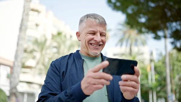 Středního Věku Šedovlasý Muž Úsměvem Sebejistý Sledování Videa Smartphone Parku — Stock fotografie