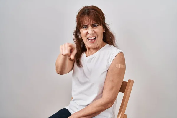 Středního Věku Hispánská Žena Dostat Vakcínu Ukazující Ruku Náplastí Ukazuje — Stock fotografie