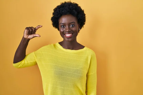 African Young Woman Standing Yellow Studio Smiling Confident Gesturing Hand — Stock Photo, Image