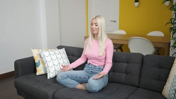 Junge Blonde Frau Macht Yoga Übungen Hause Auf Dem Sofa — Stockfoto