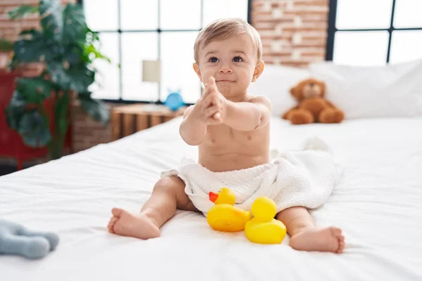 Adorable Caucasian Boy Sitting Bed Clapping Hands Bedroom — Stock Photo, Image