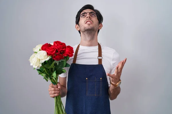Молодий Іспаномовний Чоловік Тримає Букет Білих Червоних Троянд Божевільним Божевільним — стокове фото