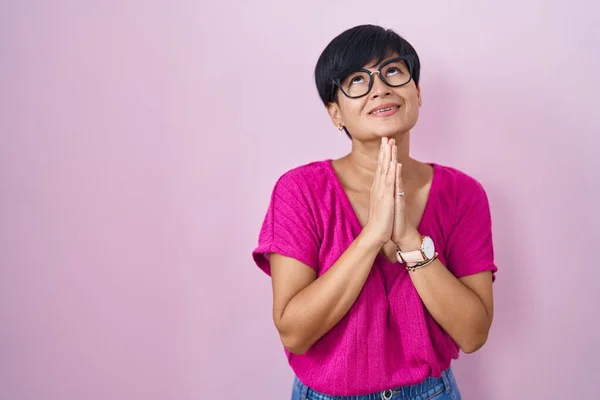 Mladá Asiatka Krátkými Vlasy Stojící Nad Růžovým Pozadím Prosí Modlí — Stock fotografie