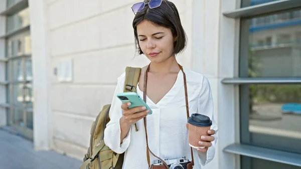 Ung Vacker Latinamerikansk Kvinna Turist Med Smartphone Dricka Kaffe Gatan — Stockfoto