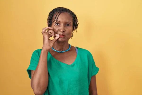 Mujer Africana Con Rastas Pie Sobre Fondo Amarillo Boca Labios — Foto de Stock