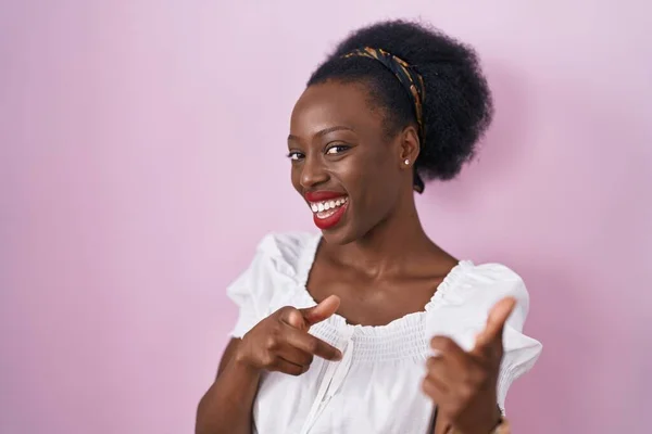 African Woman Curly Hair Standing Pink Background Pointing Fingers Camera — Stock Photo, Image