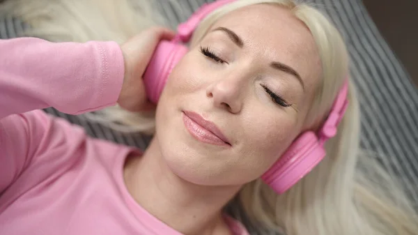 Mladá Blondýna Žena Poslouchá Hudbu Spí Pohovce Doma — Stock fotografie