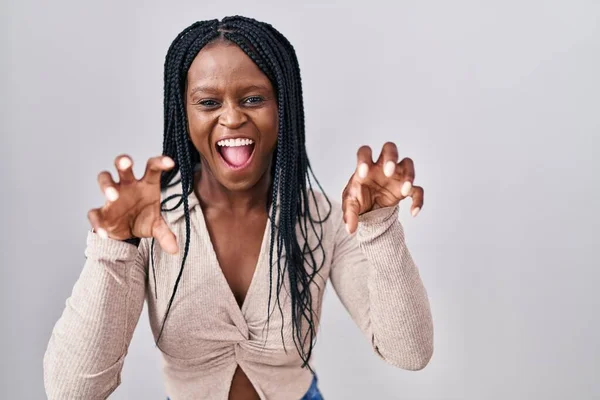 Donna Africana Con Trecce Piedi Sfondo Bianco Sorridente Divertente Facendo — Foto Stock