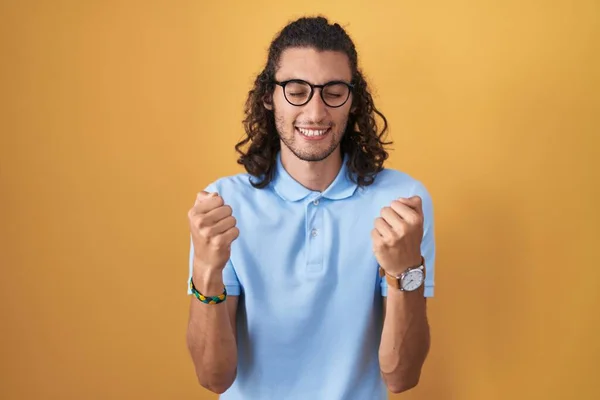 Sarı Arka Planda Duran Spanyol Genç Adam Mutlu Heyecanlı Bir — Stok fotoğraf